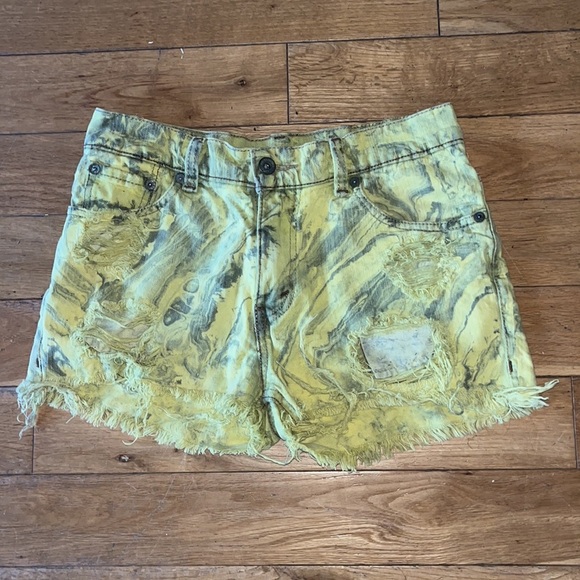 LEVIS destructed up cycled yellow marble dyed shorts size 30 - Picture 2 of 5